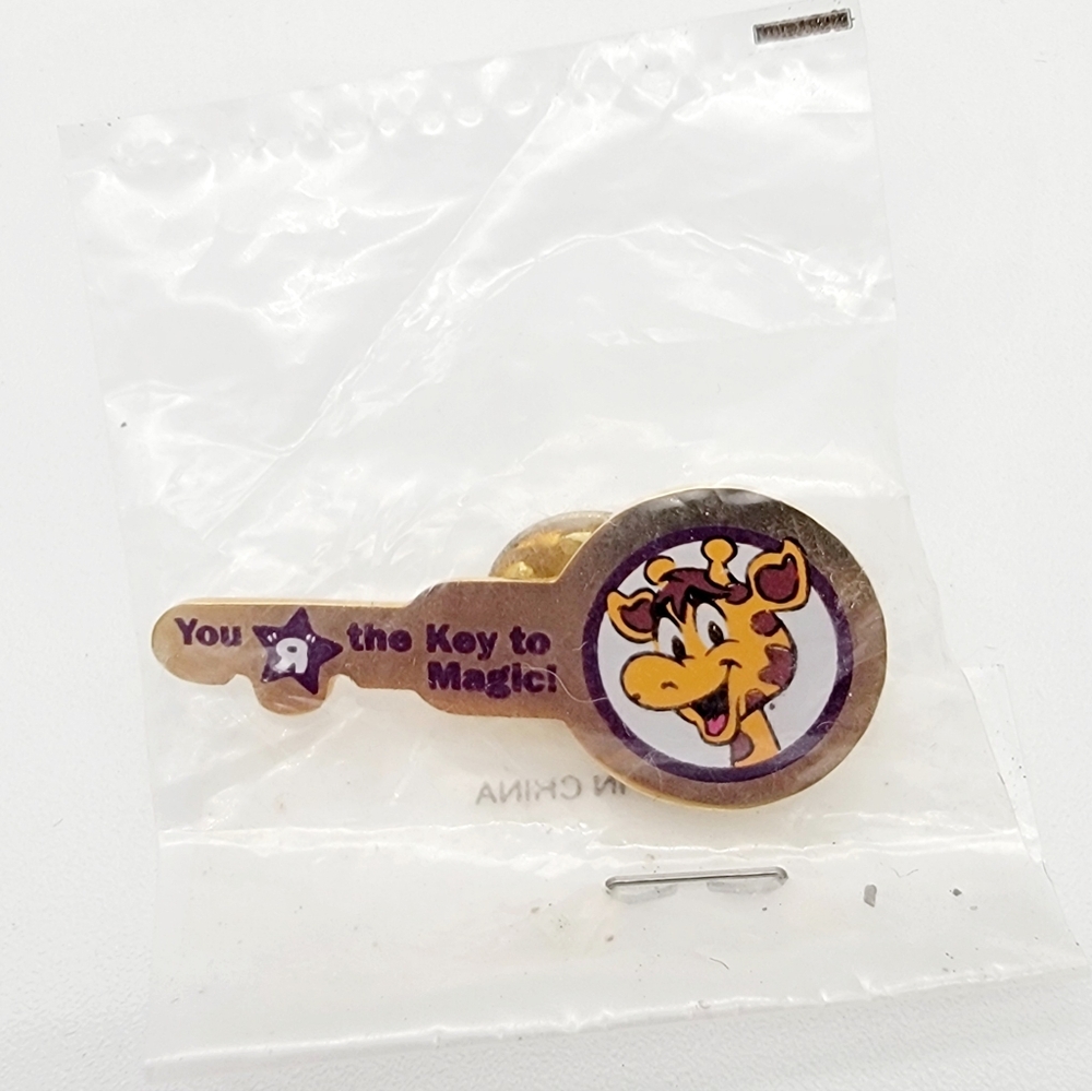 Toys R Us Geoffrey Giraffe Gold Team Member Key Pin You R The Key To Magic ~ NWT
